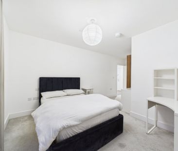 High Street, Staines-upon-Thames, Surrey,TW18 - Photo 4