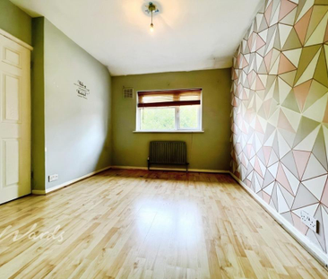 3 bedroom end of terrace house to rent - Photo 4
