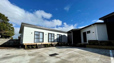 Beautifully presented studio in Temple View - Photo 4