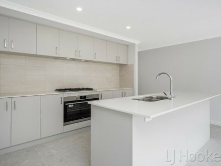 Modern Brand New Spacious Family Home - Photo 3