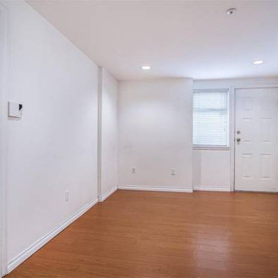 $1600 One bedroom in half basement in Vancouver - Photo 1