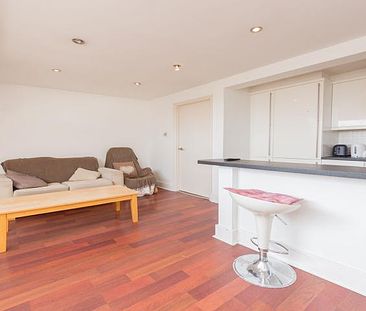 Beautiful three double bedroom flat set in a period conversion mins to tube - Photo 6