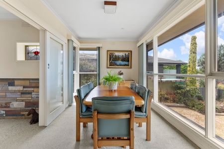 Family Home with Valley Views * 4 Month Lease* - Photo 2