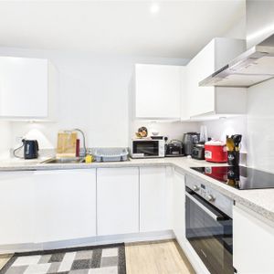 Solstice House, Farnborough Solstice House, Farnborough - Photo 2
