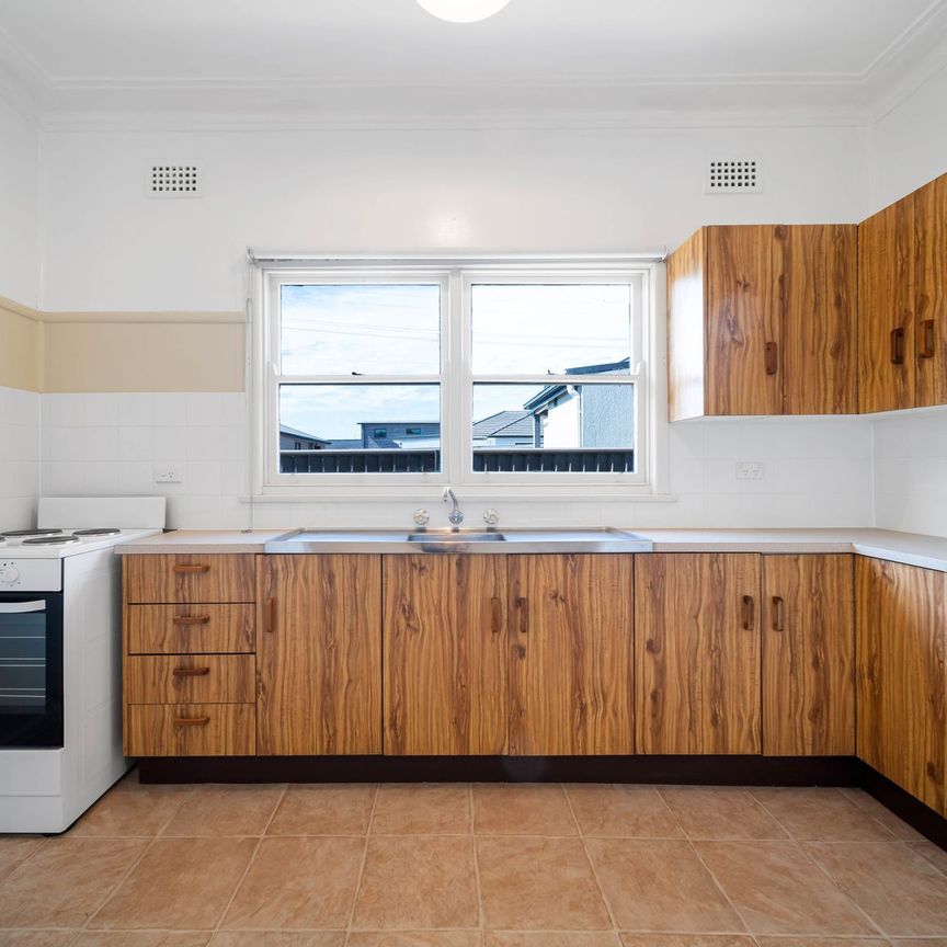 Water Included | Convenient 2-Bedroom Home Close to Liverpool CBD - Photo 1