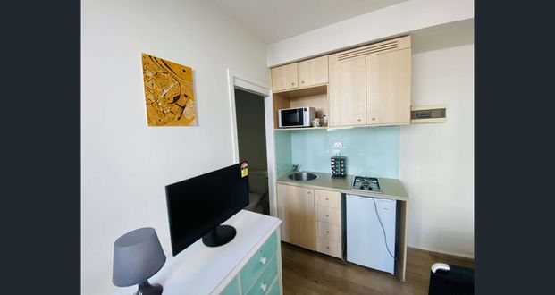 Delicate & Bright Fully Furnished Studio Apartment - Photo 1
