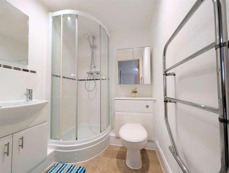 Oliver Court, Patricia Close, Cippenham, SL1 - Photo 5