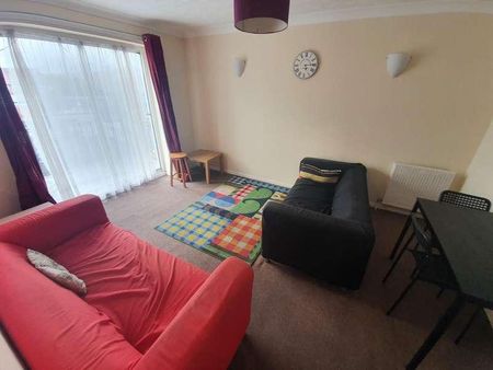 Bedroom First Floor Flat In Wallisdown, BH12 - Photo 5