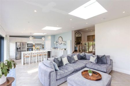 3 bedroom detached house to rent - Photo 2