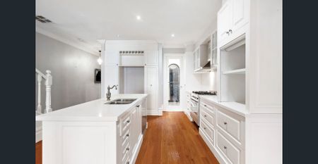 Spacious, bright and well positioned! - Photo 3