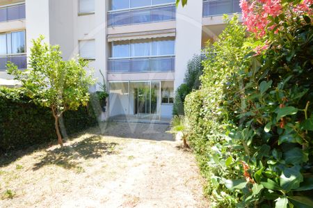 Cagnes Centre ville Studio/F1 en rez de jardin avec cave, parking et piscine - Photo 5