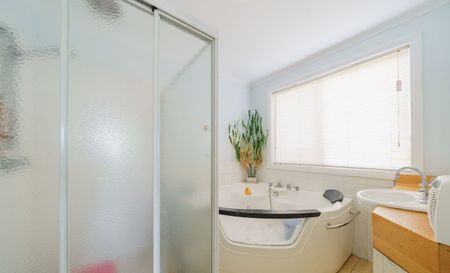 3 BEDROOM HOME IN CRANBOURNE WEST! - Photo 2