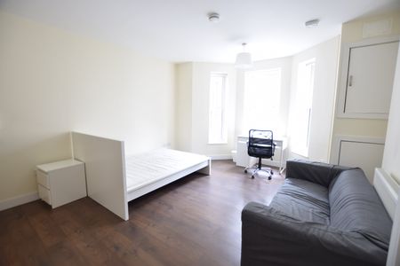Studio flat to rent in St Peters Road, Bournemouth, BH1 - Photo 2