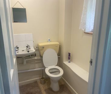 3 bedroom end of terrace house to rent - Photo 4
