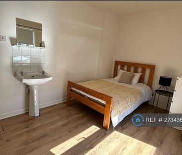 1 bedroom in a house share to rent - Photo 4