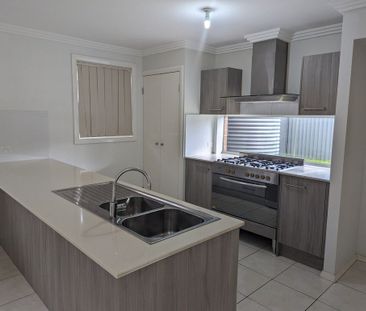 Great Family Four Bedroom Home in Willowdale Estate - Photo 5