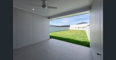 Luxury Living in Coral Cove - Light, Bright & Airy - Photo 4