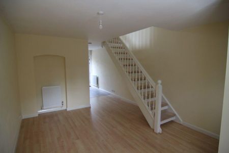 2 bedroom end of terrace house to rent - Photo 3