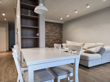 Salon z ceglaną ścianą apartament Maratońska Poznań - Фото 4