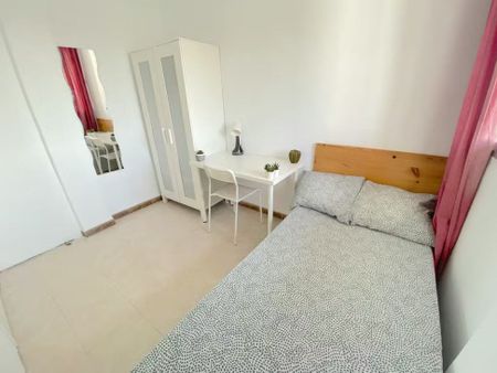 Calle el Pedroso, Sevilla, Andalusia 41008 - Photo 4