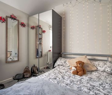 Modern kitchen and large living area - Photo 3