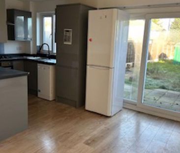 3 bedroom semi-detached house to rent - Photo 3