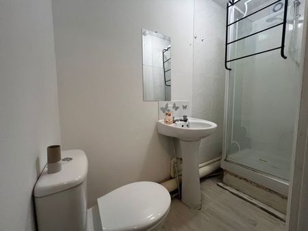 Studio Flat, Robinson Road, SW17 - Photo 5