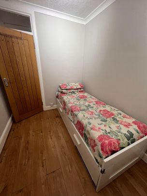 Room in a Shared Flat, Thanet Lodge, NW2 - Photo 1