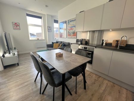 London Road, Staines, Surrey, TW18 - Photo 3