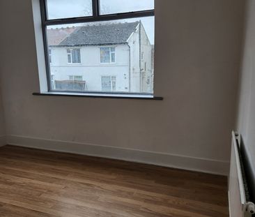 3 Bed Semi-Detached House, York Avenue, M25 - Photo 3