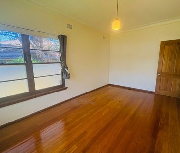 Beautifully Family Home Set In Prime Location, Offering Both Comfor... - Photo 4