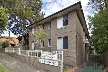 Peaceful Apartment in Leafy Locale - Photo 2