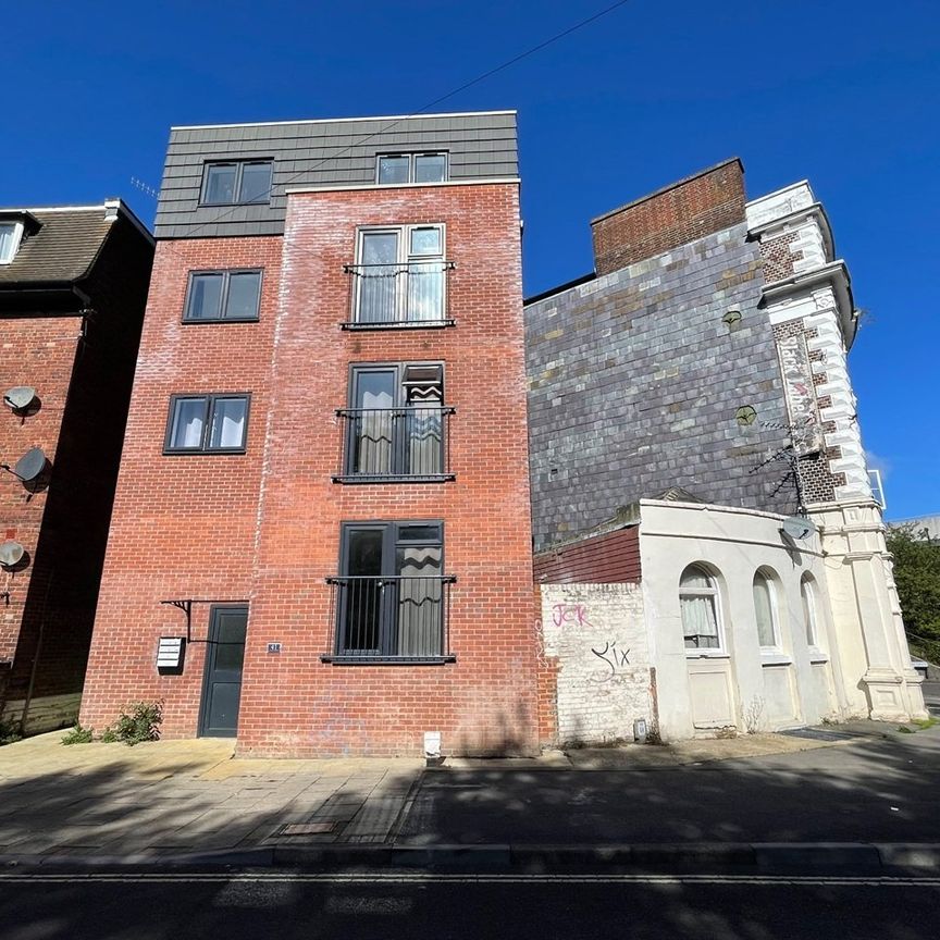 Studio Flat, Canute Road, SO14 - Photo 1