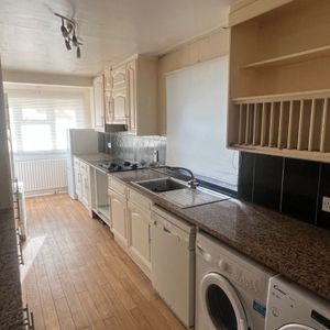 Elgar Avenue - Photo 2