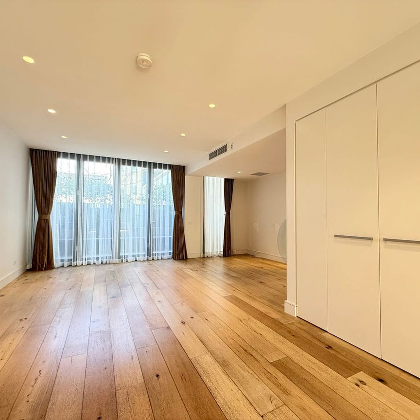 Sophisticated Living with Lift & Low Maintenance - Photo 1