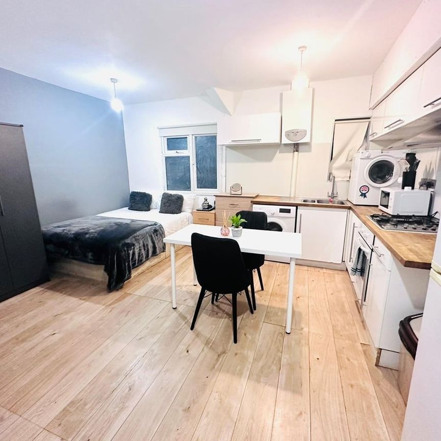 Room in a Shared House, Kilburn High Road, NW6 - Photo 1