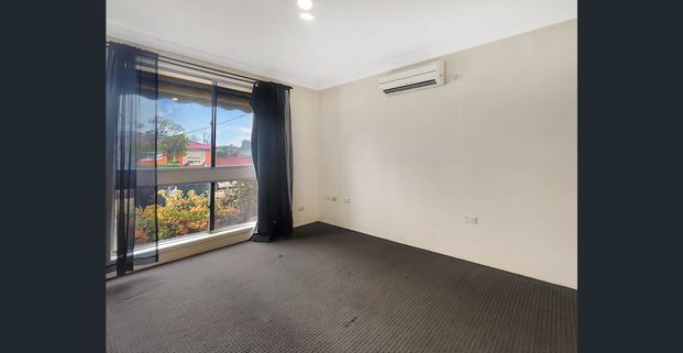 SPACIOUS FAMILY HOME IN PRIME LOCATION! - Photo 1