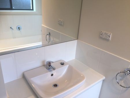 Modern 3-Bedroom Home in a Quiet, Convenient Location - Photo 4