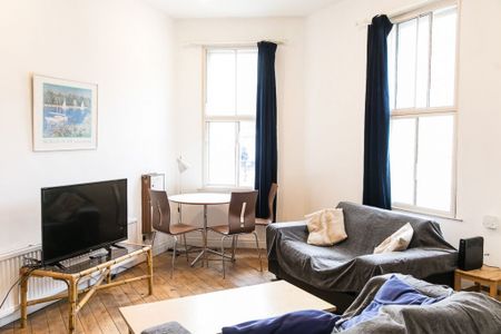 Blenheim Walk, Hyde Park, Leeds - Photo 3