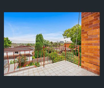 Bright & Airy Apartment in Ashfield - Photo 3