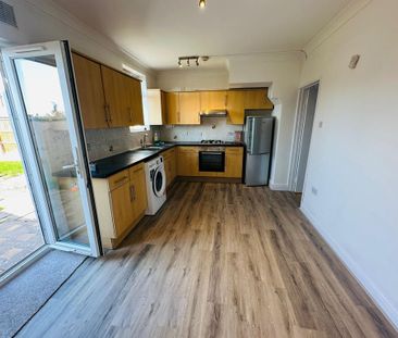 3 bedroom end of terrace house to rent - Photo 1