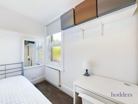 4 bedroom semi-detached house to rent - Photo 5