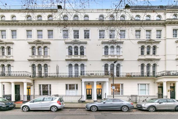 A superb three bedroom apartment located on a sought after garden square in Notting Hill - Photo 1