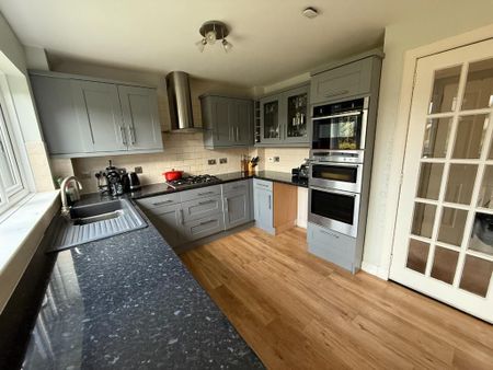 5 bedroom detached house to rent - Photo 3