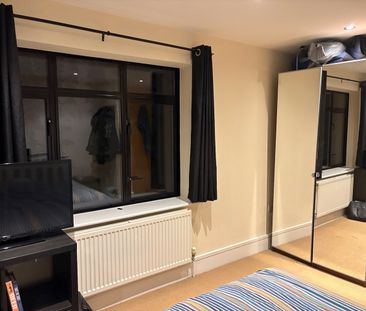 3 Bed Flat, Grosvenor House, SW17 - Photo 1