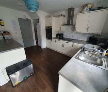 1 bedroom in a house share to rent - Photo 2