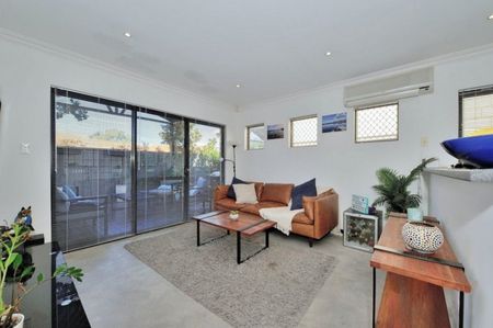 Bright, Modern & Low-Maintenance - Photo 2
