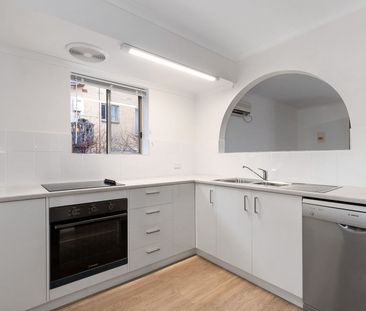 Freshly Renovated 3 Bed Townhouse in Marden! - Photo 4