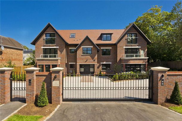 Luxurious apartment set in prestigious private road in a gated development. - Photo 1