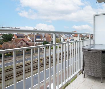 Lichtrijk hoekappartement met ruim terras vlakbij de zee! - Photo 2